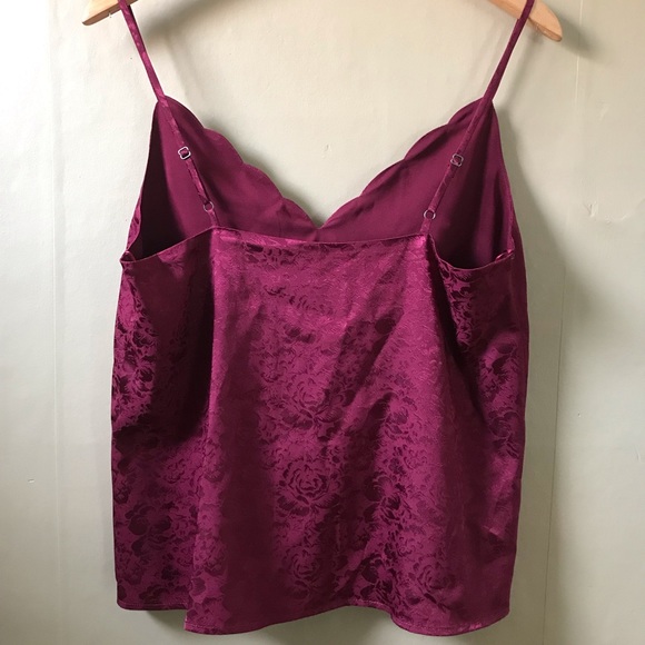 Scalloped V-Neck Camisole - Picture 3 of 5